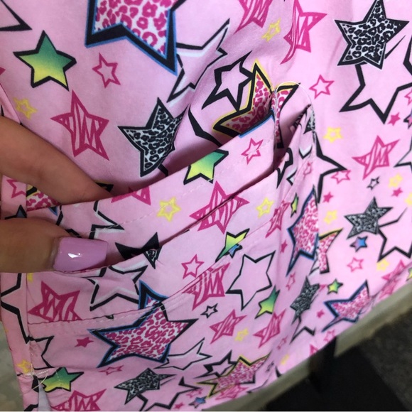NWT mediChic Pink Star Print Short Sleeve scrub top - Picture 3 of 10
